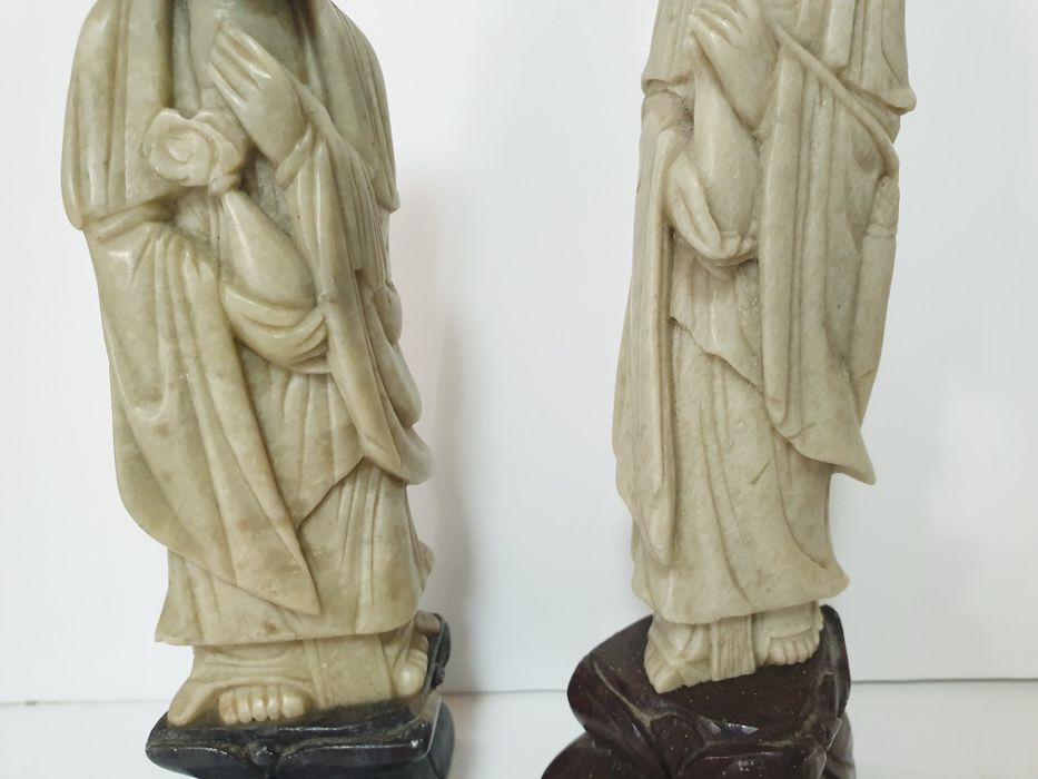 Lindas antigas esculturas asiáticas em pedra de sabão