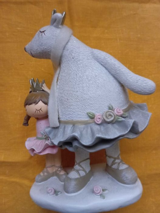 Продам недорого статуетку «Мишка з дівчинкою з коронами», кераміка.