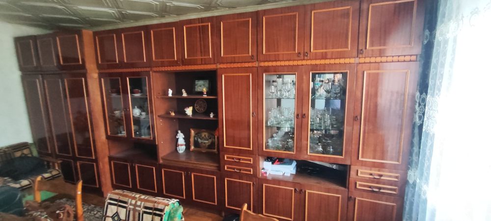 Стінка в хорошому стані в зал.