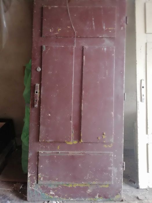 używane drewniane drzwi