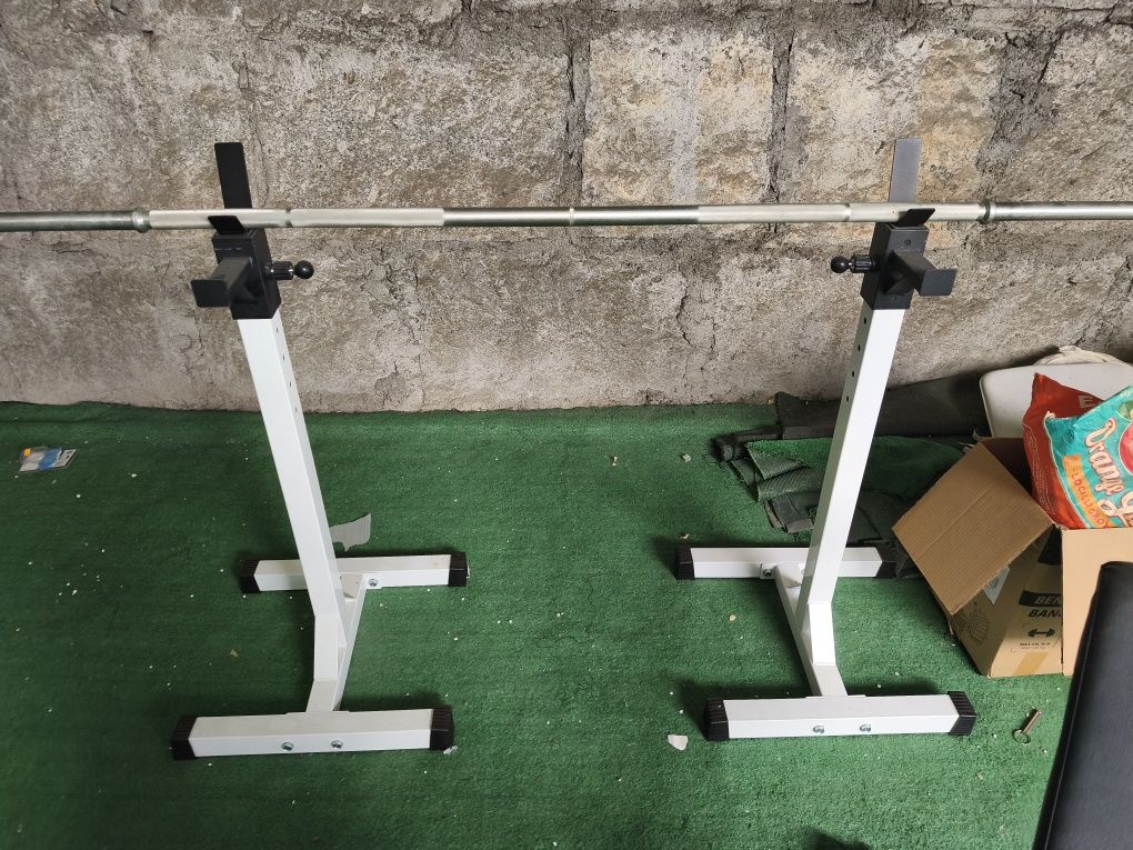 Halteres, barra, rack, banco para desporto