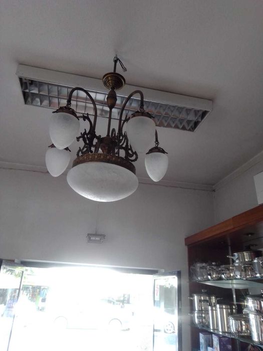 Candeeiro de teto muito bonito e elegante.  Excelente oportunidade.