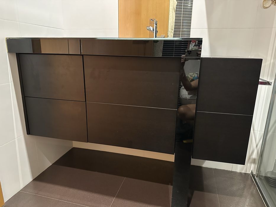 Móvel de casa de banho e toda a sua envolvência