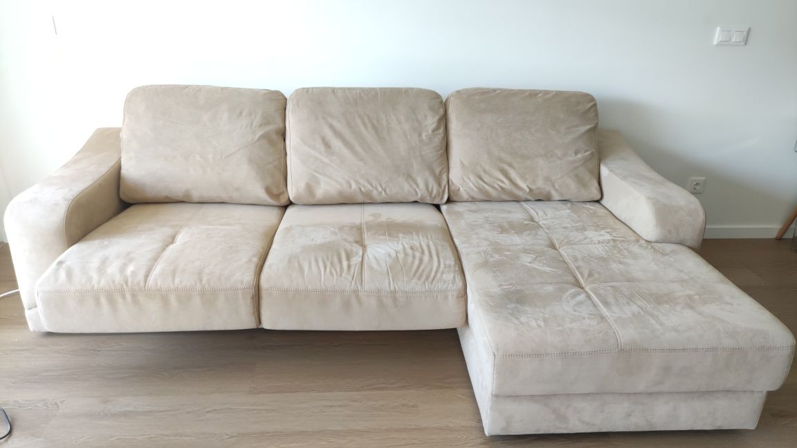 Sofá Bege com Chaise Longue – Extensível e Muito Confortável