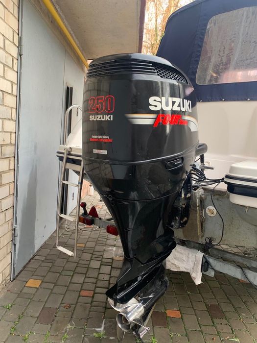 Моторний човен Mirage 660 з каютою і мотором Suzuki 250