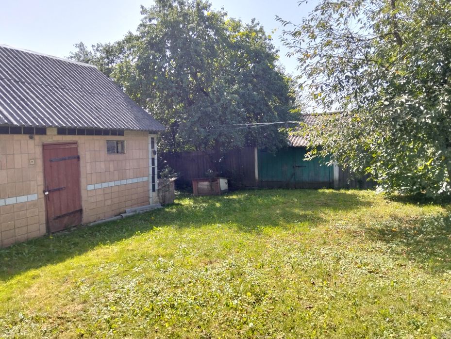 Будинок в Луцькому районі з господарськими будівлями