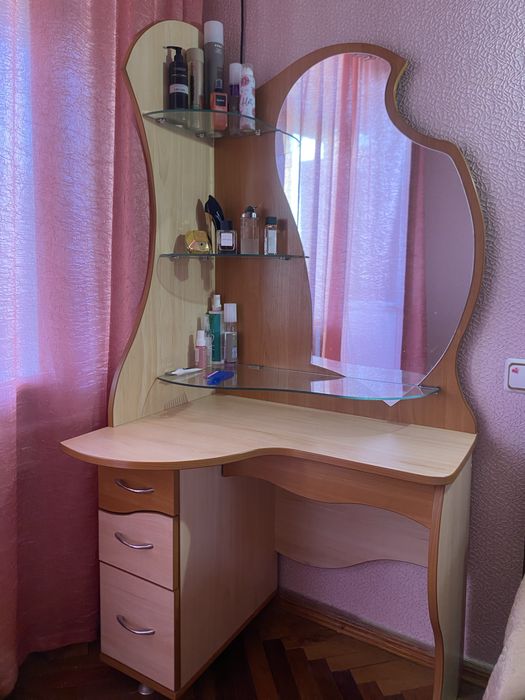 Туалетний столик з дзеркалом та 2 тумби