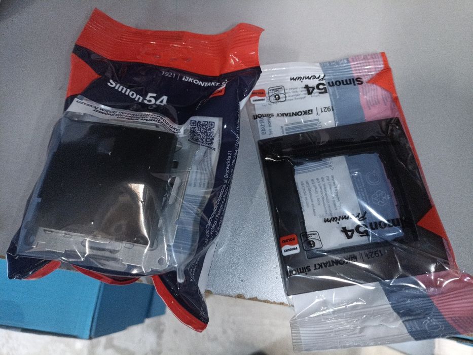 Gniazdka włączmiki osprzęt Simon 54 oraz 10 Biały i czarny