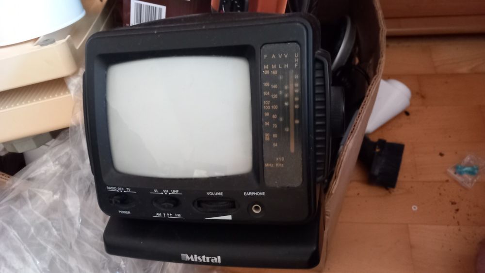 Mały zabytkowy telewizorek jak foto