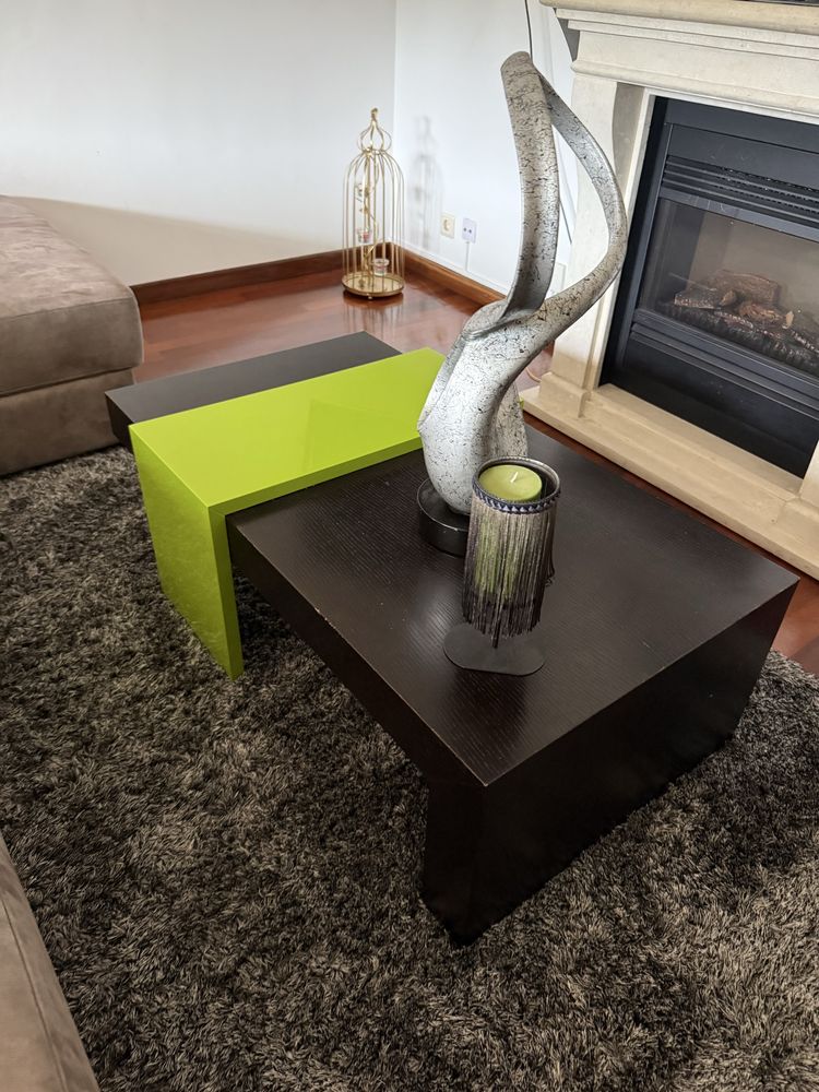 Mesa de centro com detalhes verde