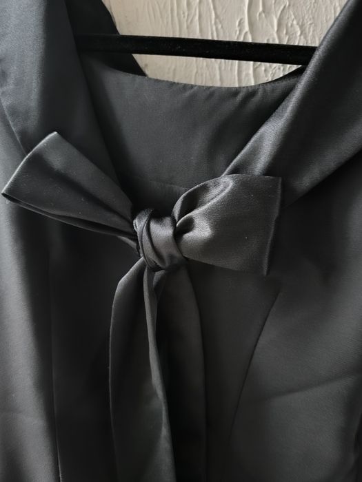 Sukienka z kokardą.