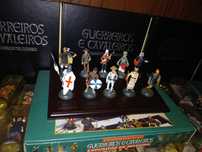 Coleção  120 guerreiro  e cavalero chumbo +expositor  + livros