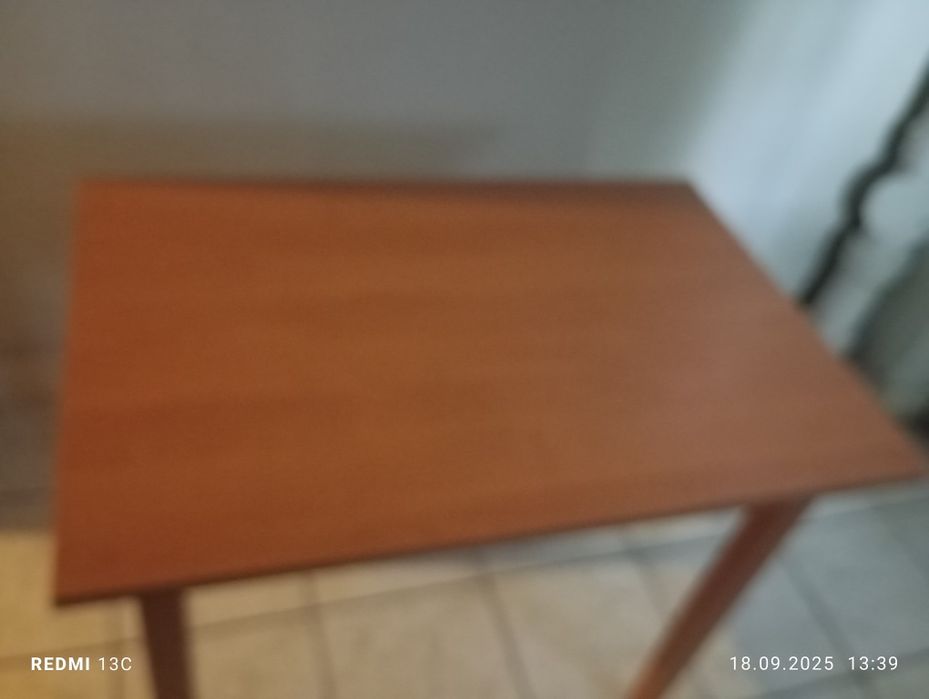 Stół w kolorze brązowym drewniany