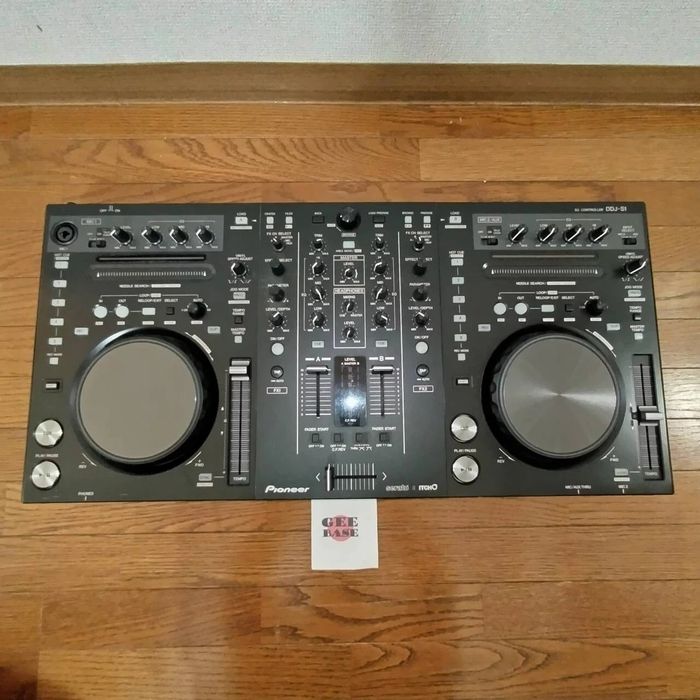 Pioneer DDJ S1 DJ-контроллер,практично новий, весь комплект