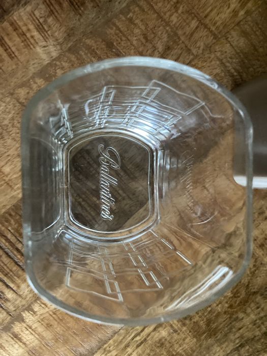 Piersiówka i szklanka Ballantines