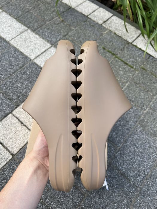 Adidas Yeezy Slide Core klapki brązowe viral comfy 43