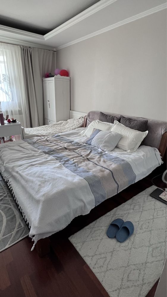 Ліжко з деревʼяним каркасом без матрацу 180х200