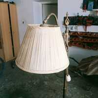 Stylizowana mosiężna lampa podłogowa