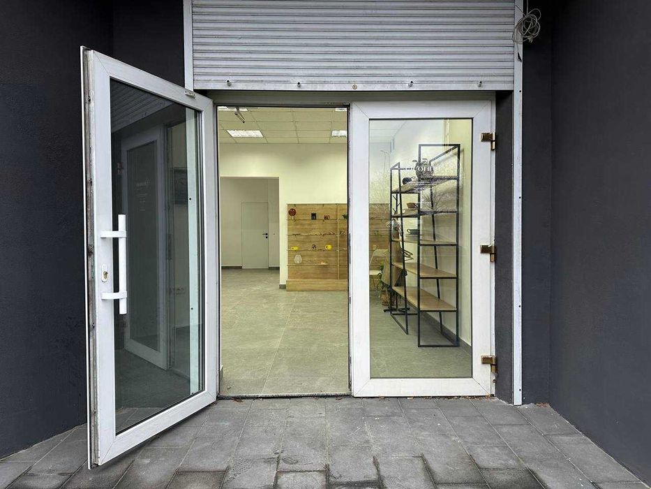 Продається комерційне приміщення вільного призначення