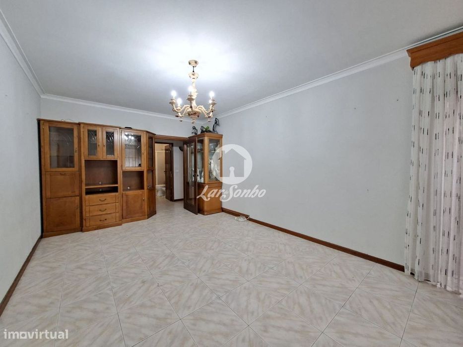 Apartamento T2 com Garagem Fechada em Fradelos, V. N. Famalicão