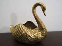 Cisne / Floreira em metal dourado.