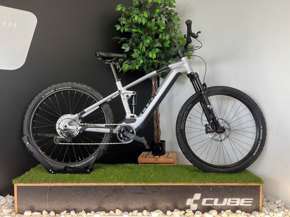 Rower elektryczny full CUBE STEREO HYBRID 120 RACE 750 rozmiar L