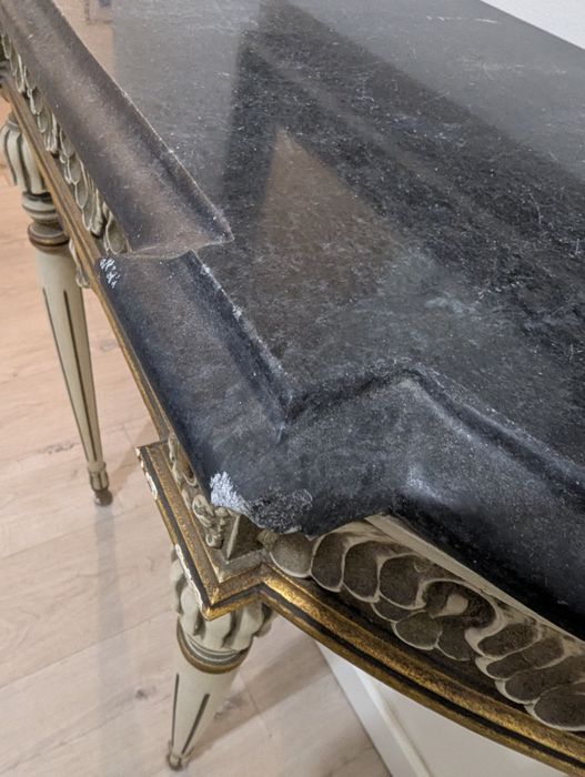 Credencia muito antiga com espelho