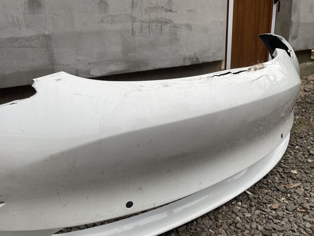 Бампер Tesla model 3 під ремонт