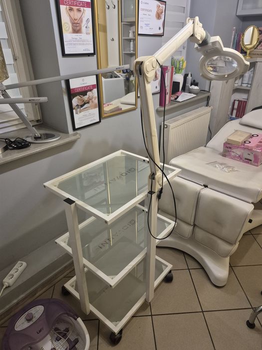 Stolik Giovanni salon kosmetyczny lampa lupa