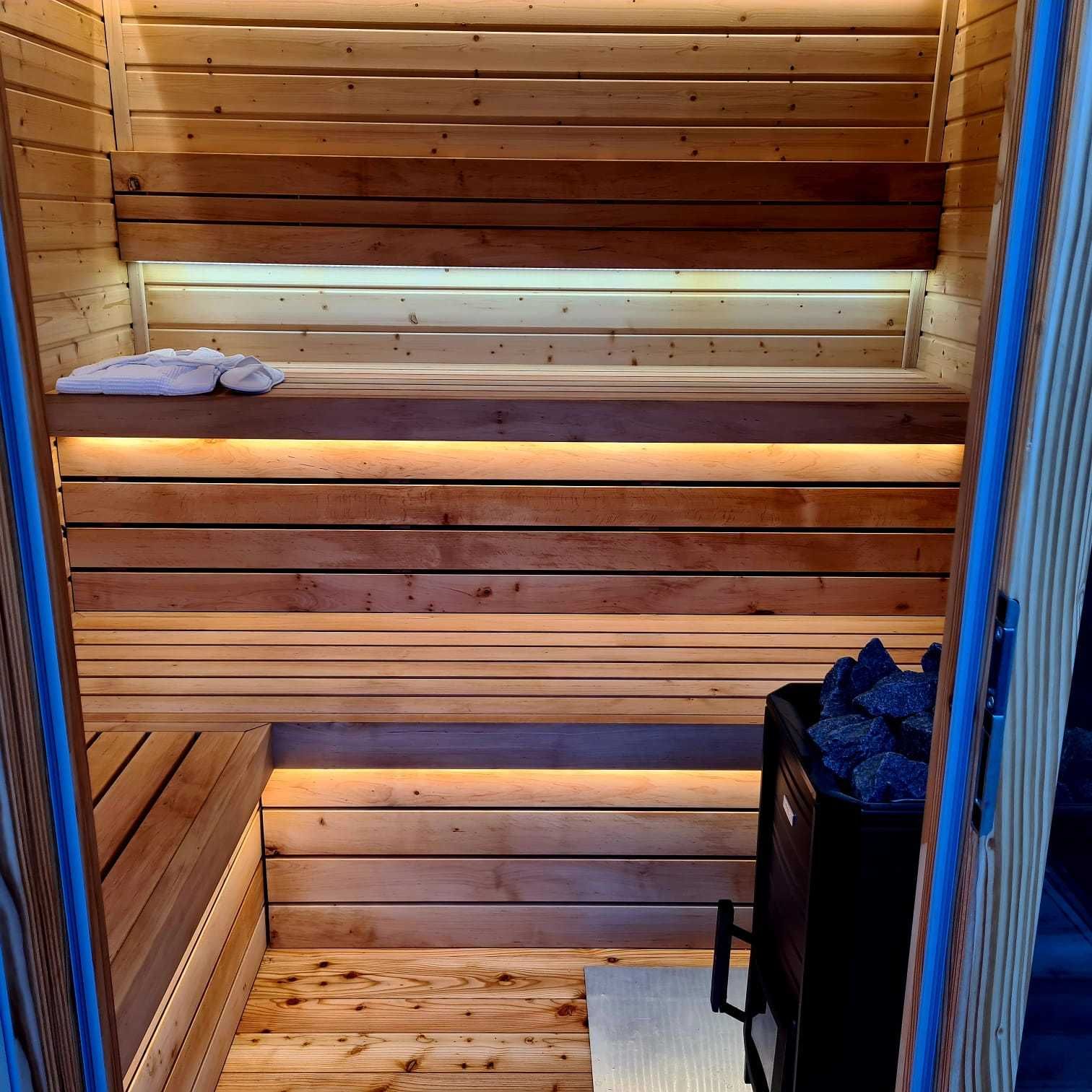 sauna, balia z jacuzzi, drewniana sauna ogrodowa, drewniana balia