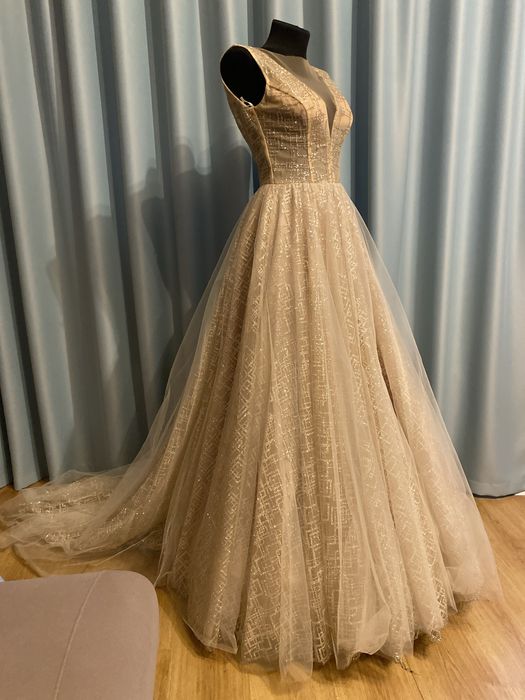 Випускна або весільна сукня від Cristal