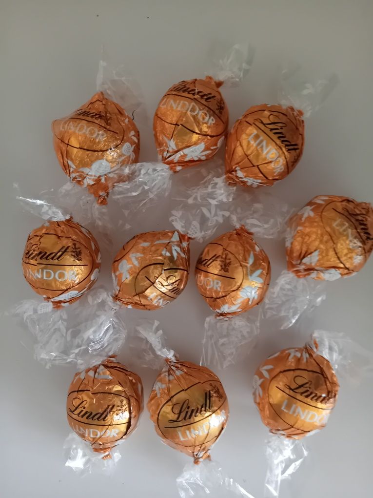 Praliny Lindt Lindor 1 kilogram mleczne biała czekolada.