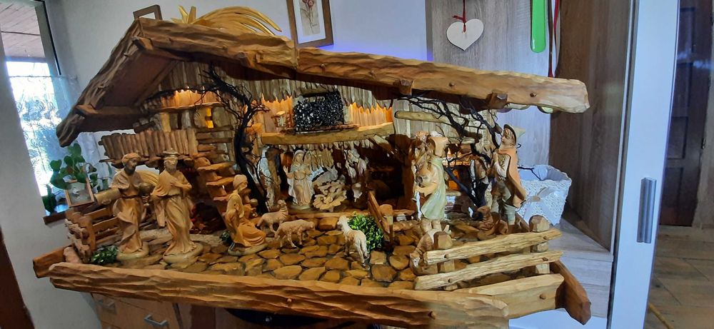 Duża szopka stajenka Bożonarodzeniowa z figurami i oświetleniem
