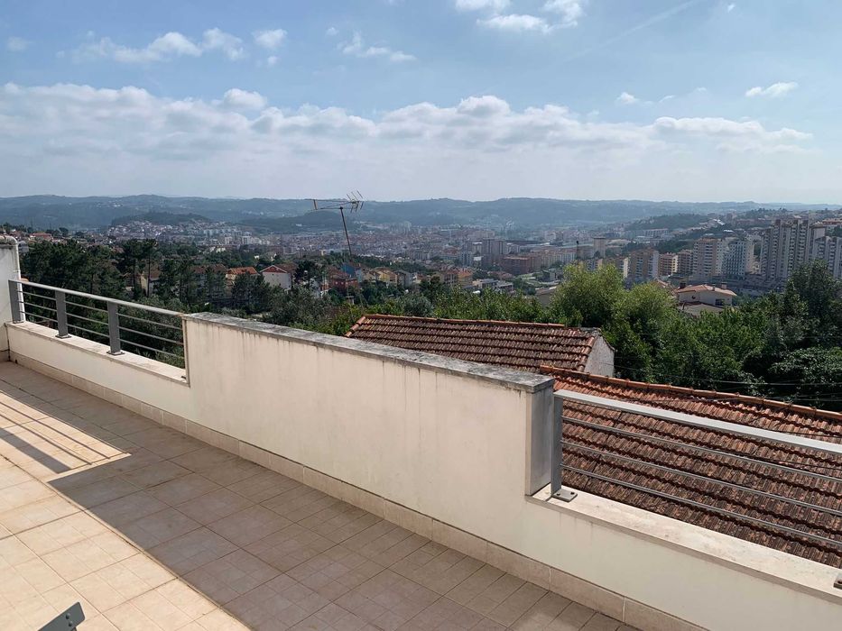 Moradia T2 com Vista Panorâmica e Estacionamento Privado – Coimbra
