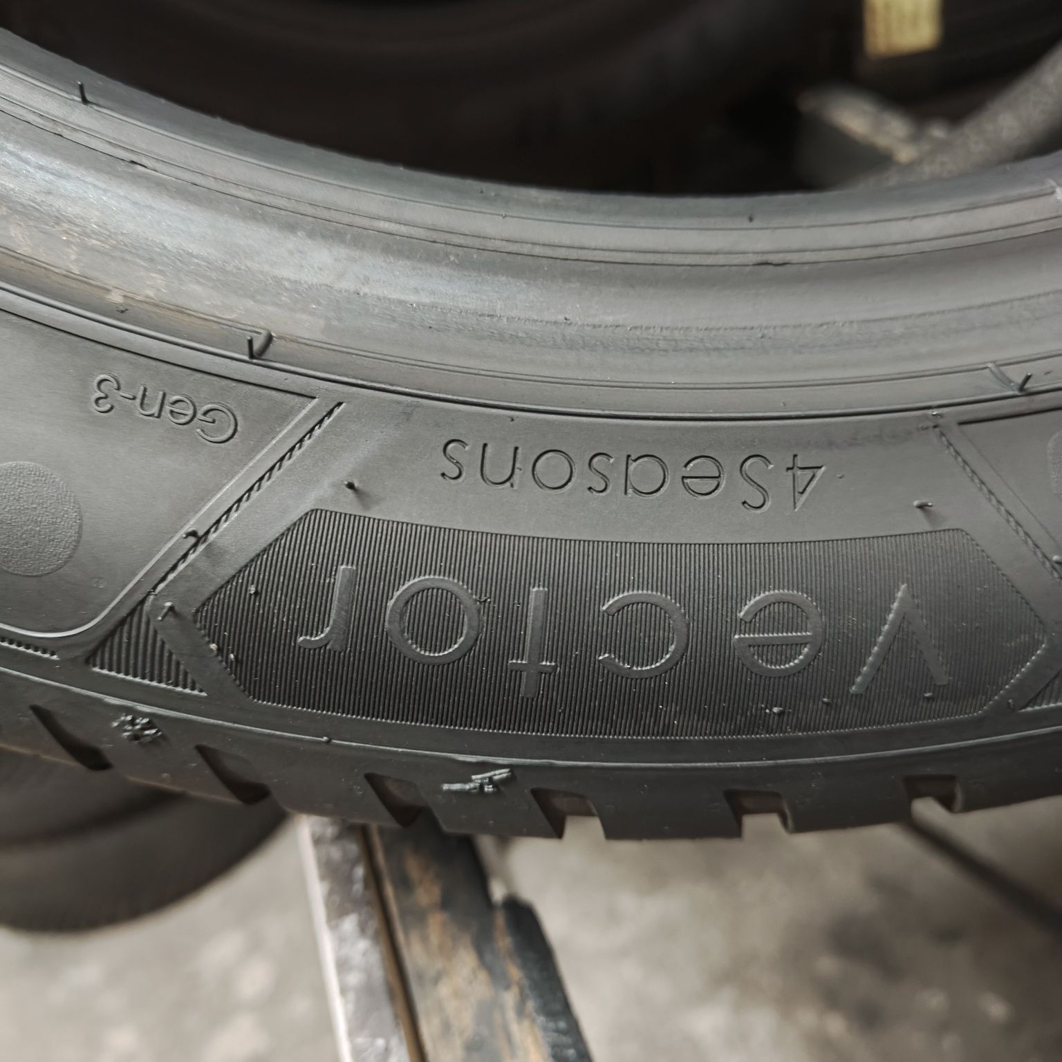 245/45/17 XL Sprzedam parę opon całorocznych Goodyear