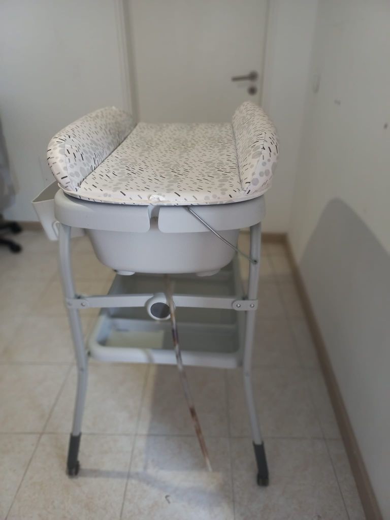 Muda fraldas com banheira Chicco