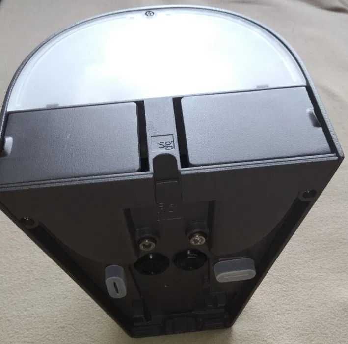 Lampa fasadowa , kinkiet , oświetlenie architektoniczne .