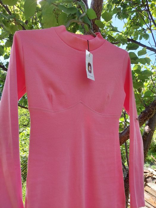 Рожеве плаття в рубчик