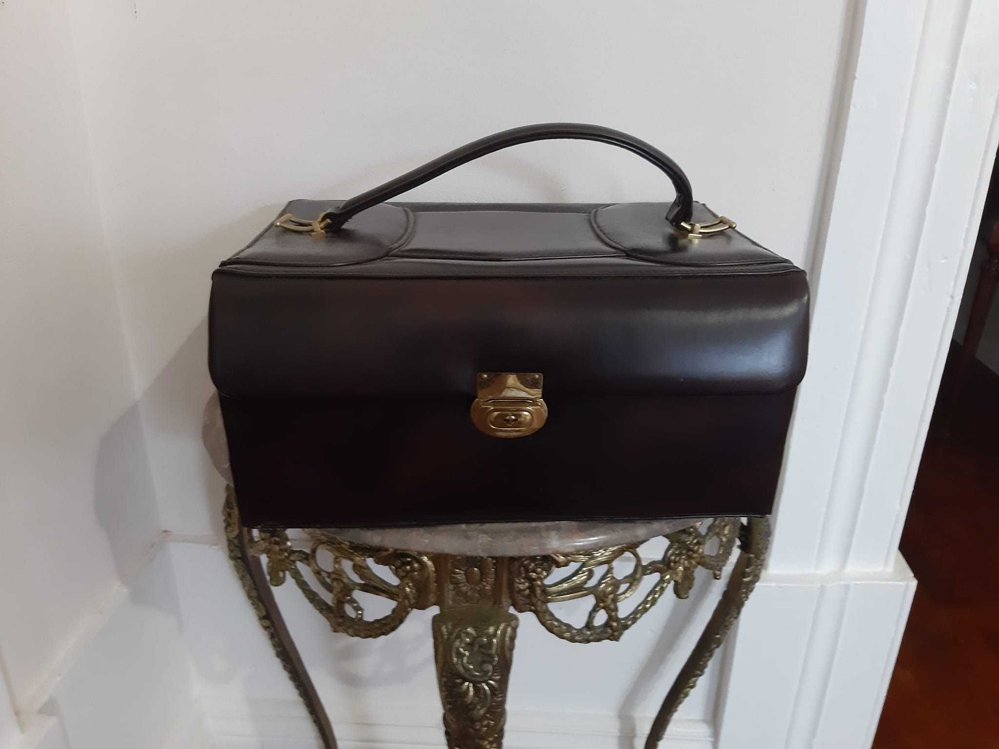 Antigo e Grande Necessaire com muita arrumação.
