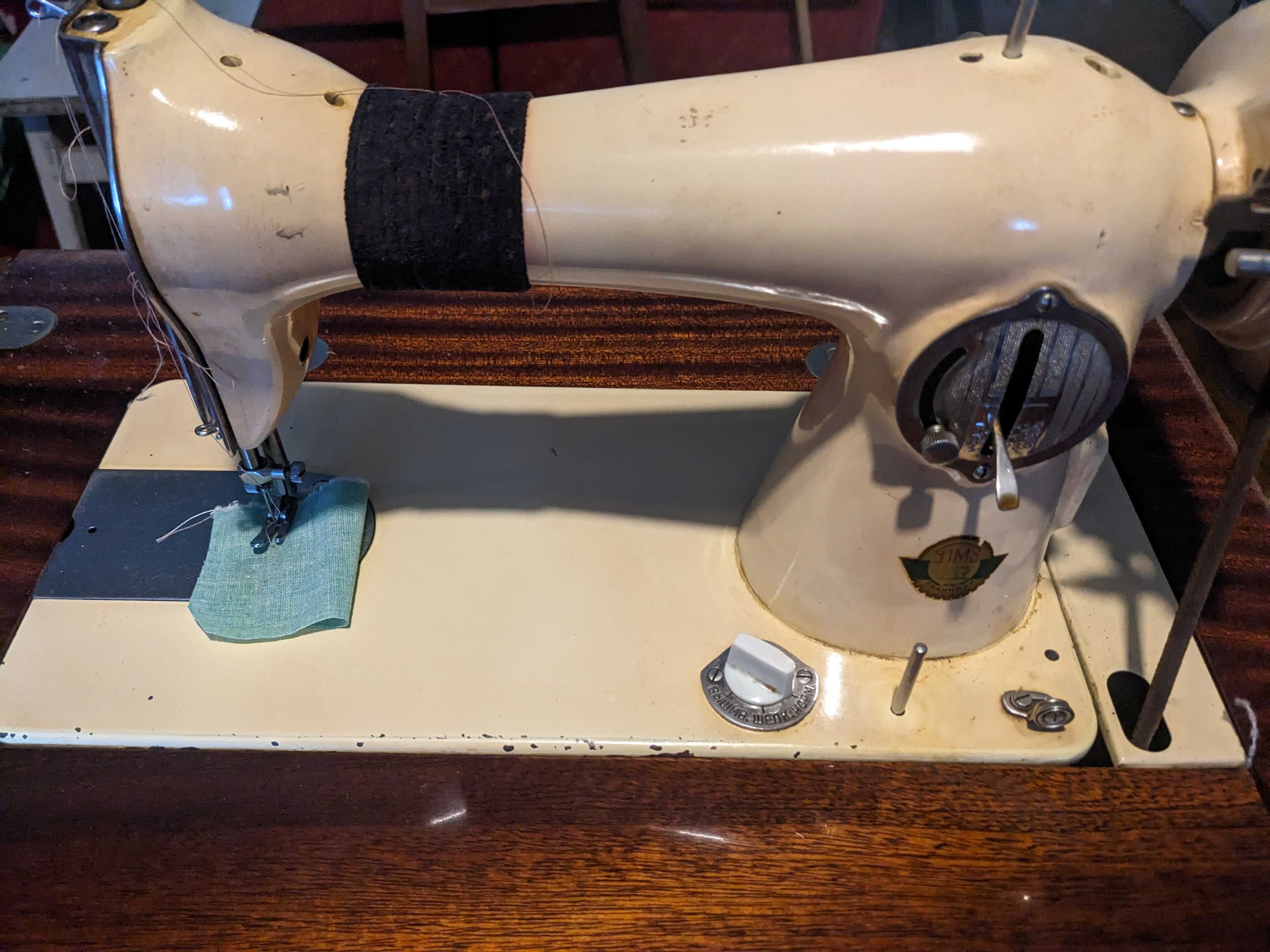 Швейна машинка  з тумбою і ножним приводом