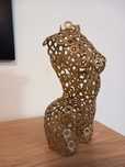 Escultura Feminina em Metal - Arte com Curvas Definidas