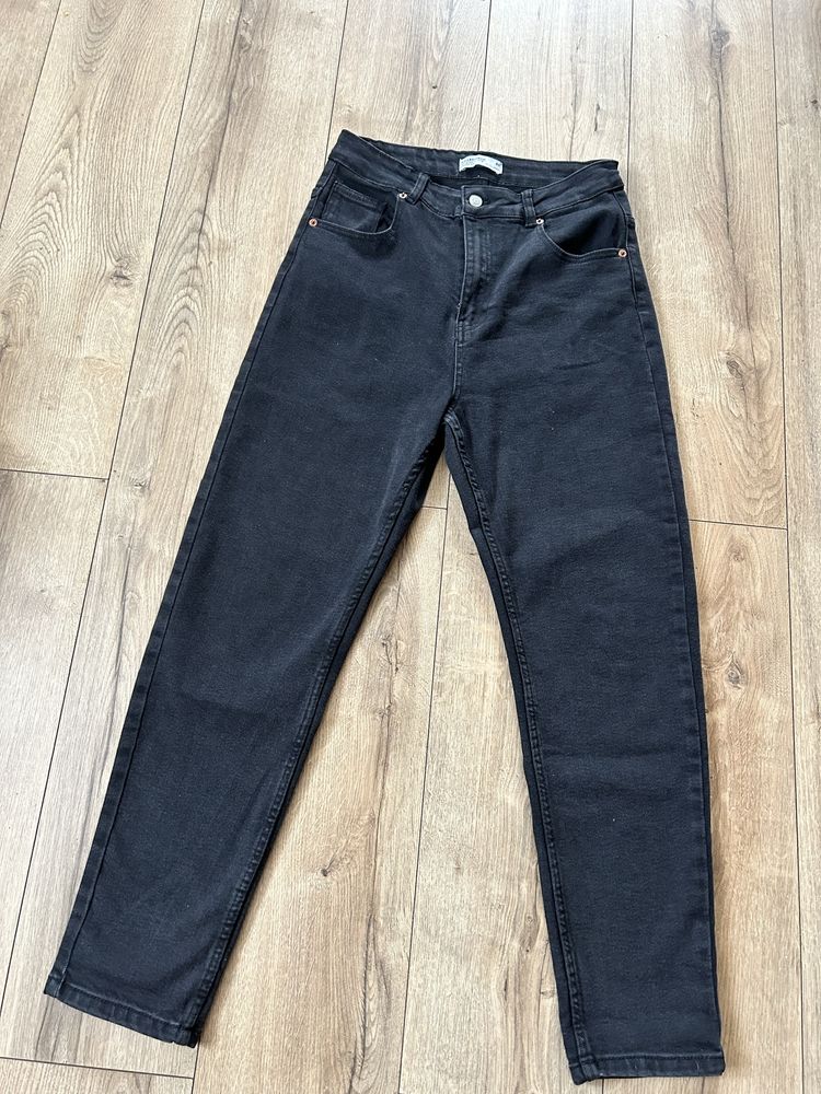 Czarne spodnie jeansowe z szerszą nogawką