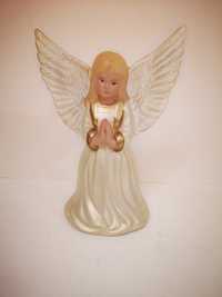 Figurka modlącego się anioła