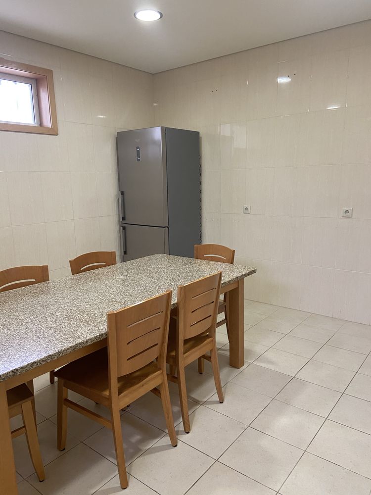 Cadeiras e pernas da mesa de jantar