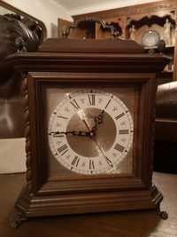 Relógio de mesa em madeira