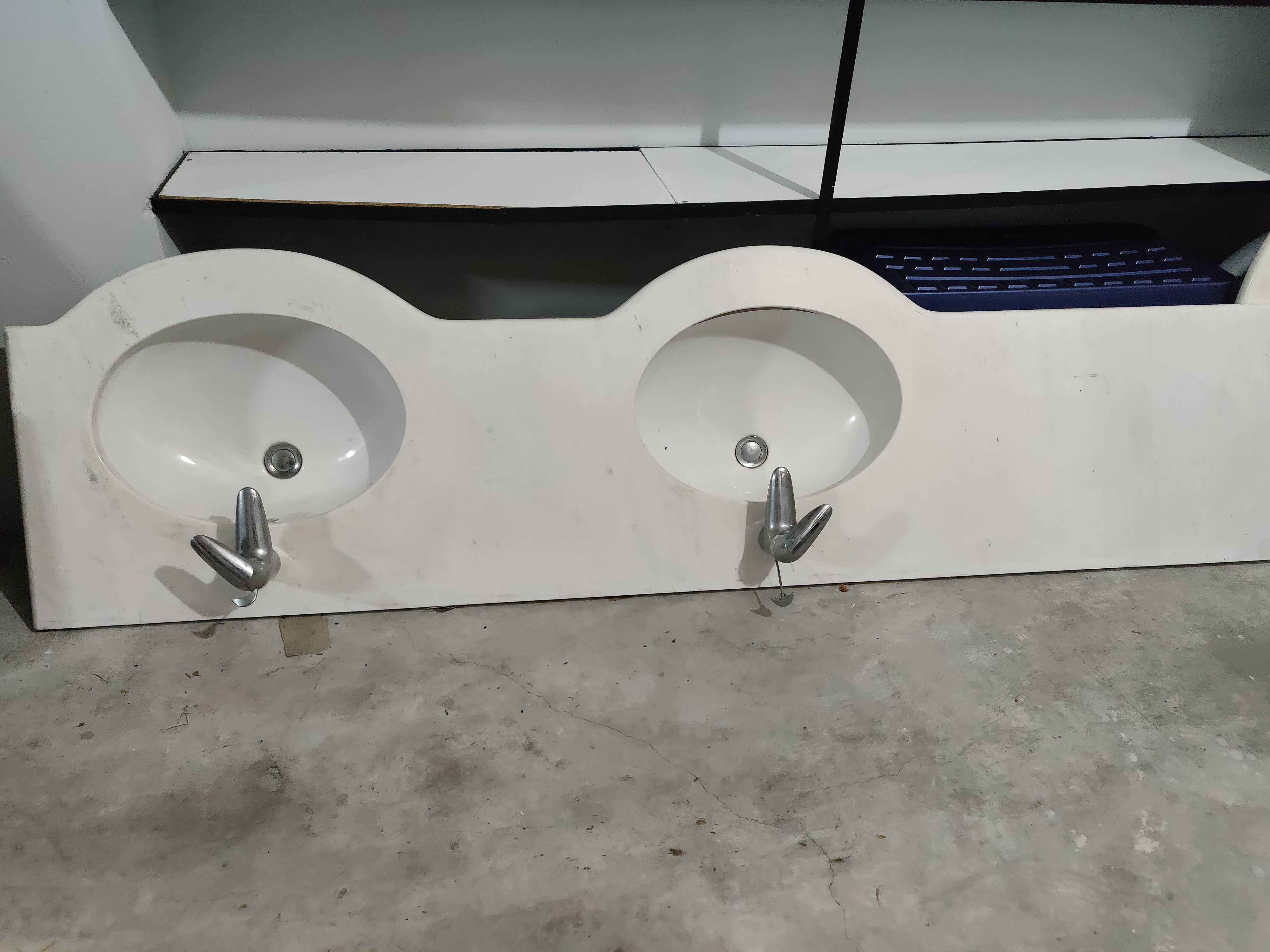 Lavatório duplo Roca com torneiras Grohe