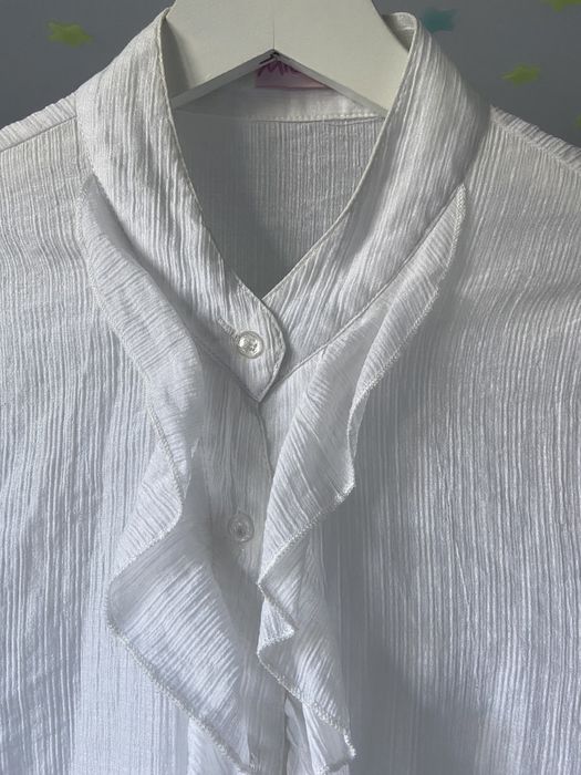 biała vintage koszula z krótkim rękawem i falbanami