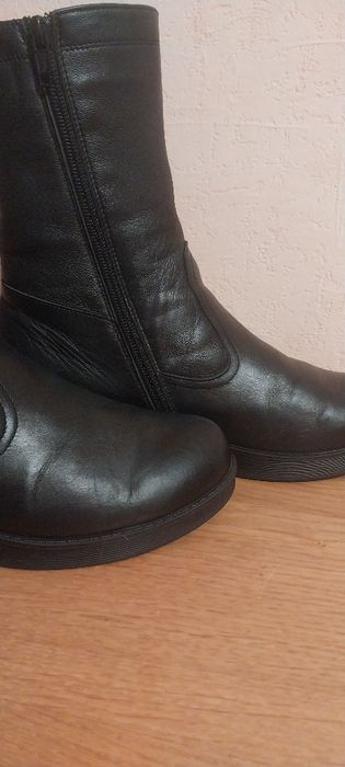 Жіноче зимне взуття.