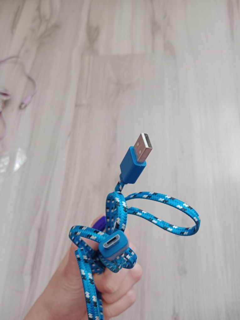 Niebieski kabel USB sznurek