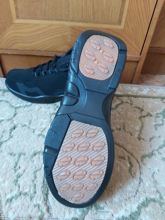 Продам новые водонепромокаемые мужские кроссовки р 45